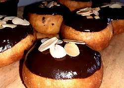 Donat Coklat Almond